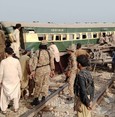 مقتل 28 شخصاً في حادث قطار جنوبي باكستان