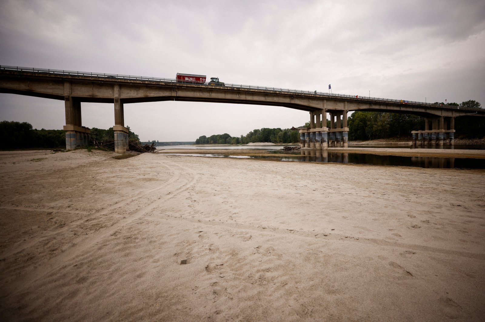 A view shows Po&#039;s dry riverbed, as parts of Italy&#039;s longest river and largest reservoir of freshwater have dried up due to the worst drought in the last 70 years, Boretto, Italy, June 22, 2022. (Reuters Photo)