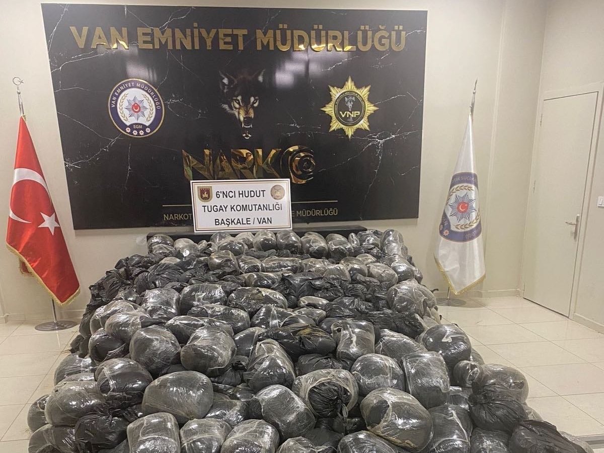 Tons of cannabis powder seized at border in Van, Türkiye, July 25, 2023. (DHA Photo)