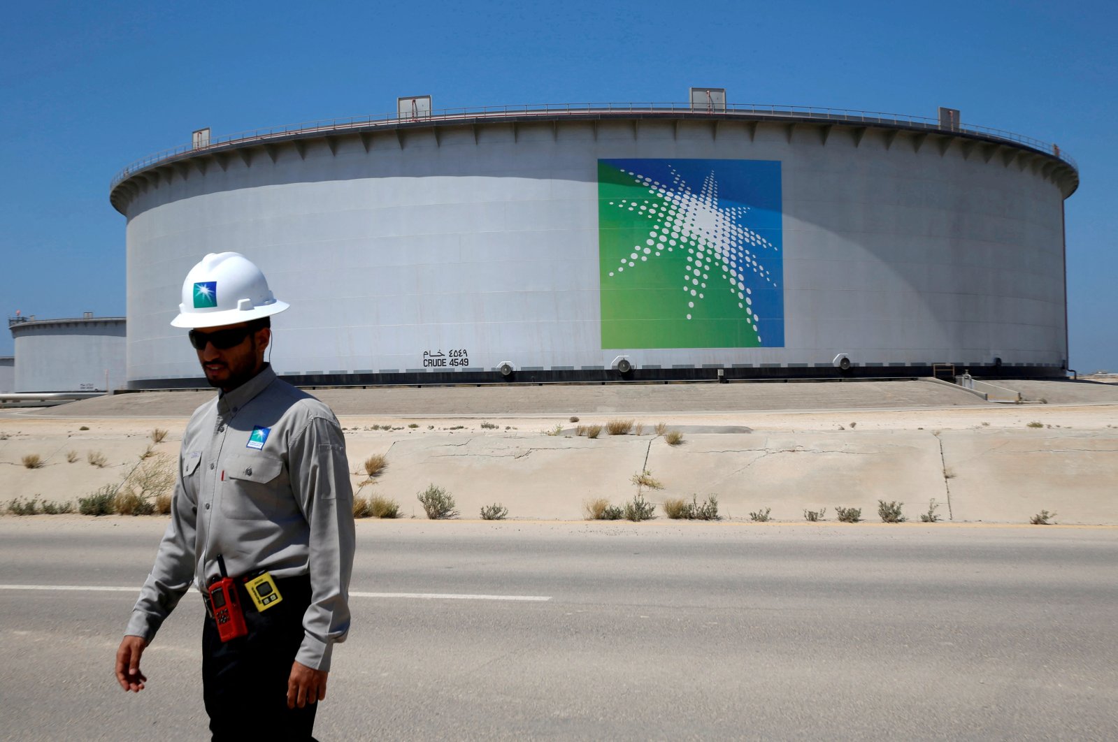 An Aramco employee walks near an oil tank at Saudi Aramco&#039;s Ras Tanura oil refinery and oil terminal in Saudi Arabia, May 21, 2018. (Reuters Photo)