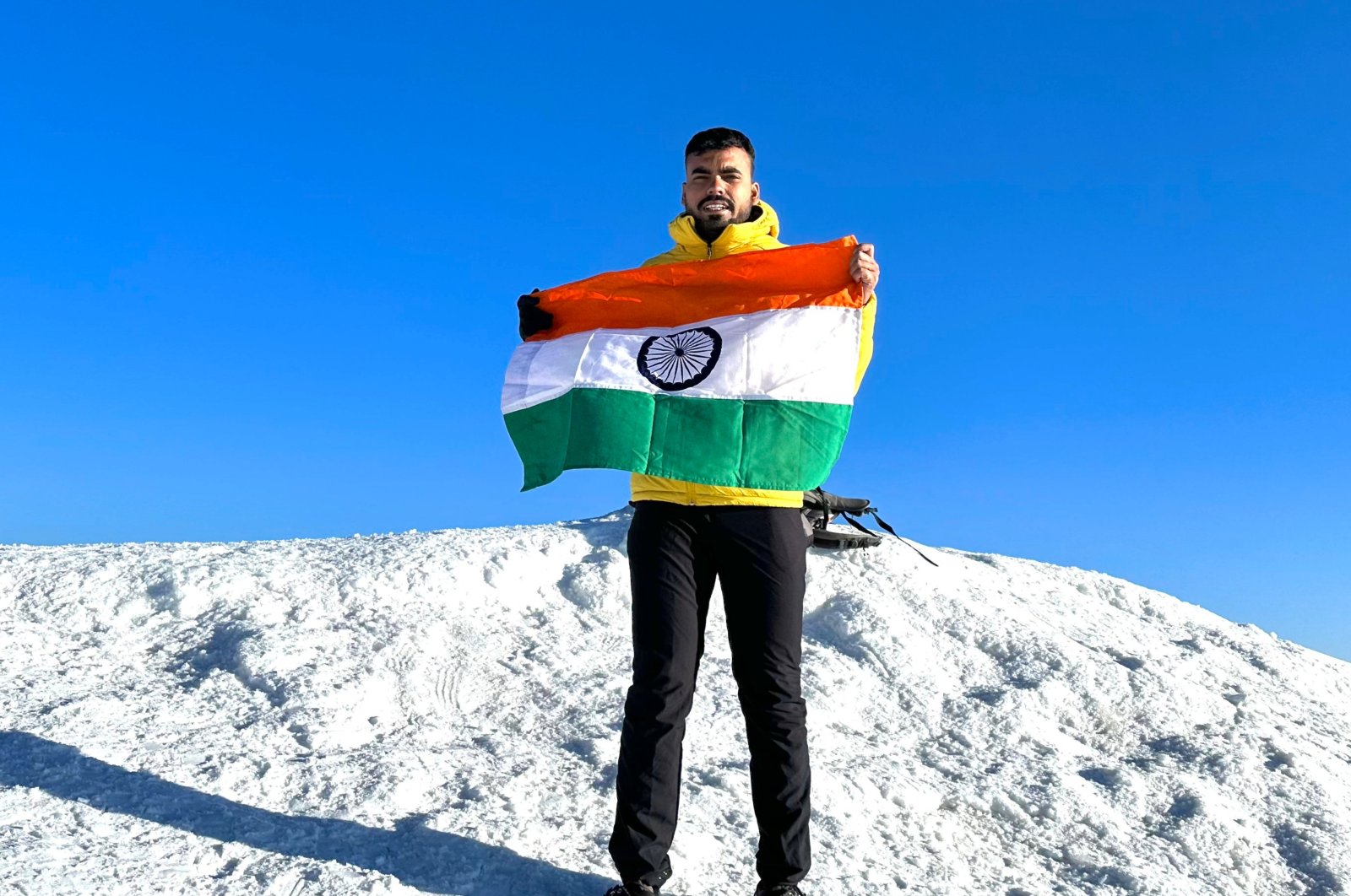 India&#039;s Nitish Kumar Singh holds the Indian flag at the summit of Mount Ağrı, Ağrı, Türkiye, July 26, 2023. (Courtesy of Sisa Bodani)