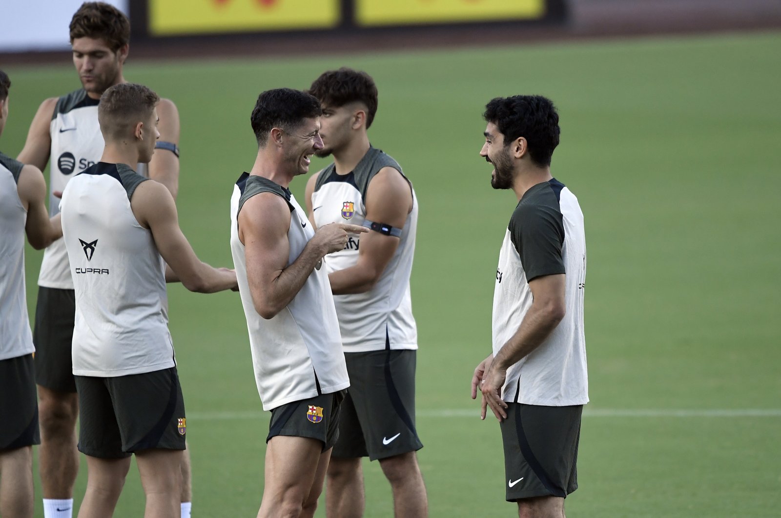 Barcelona&#039;s Robert Lewandowski (L) and Ilkay Gündoğan during a training session at Los Angeles Memorial Coliseum, Los Angeles, U.S., July 21, 2023. (Getty Images Photo)