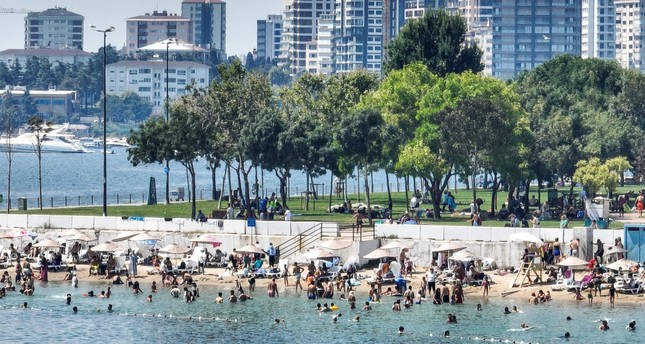 الشواطئ والمتنزهات تمتلئ بالزوار وسط ارتفاع درجات الحرارة في تركيا